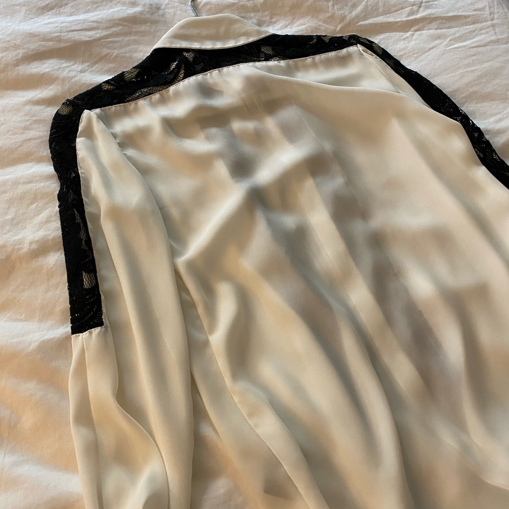 Beautiful button up - Picture 3 of 4